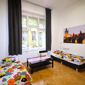 Travel&joy Backpackers אכסניה